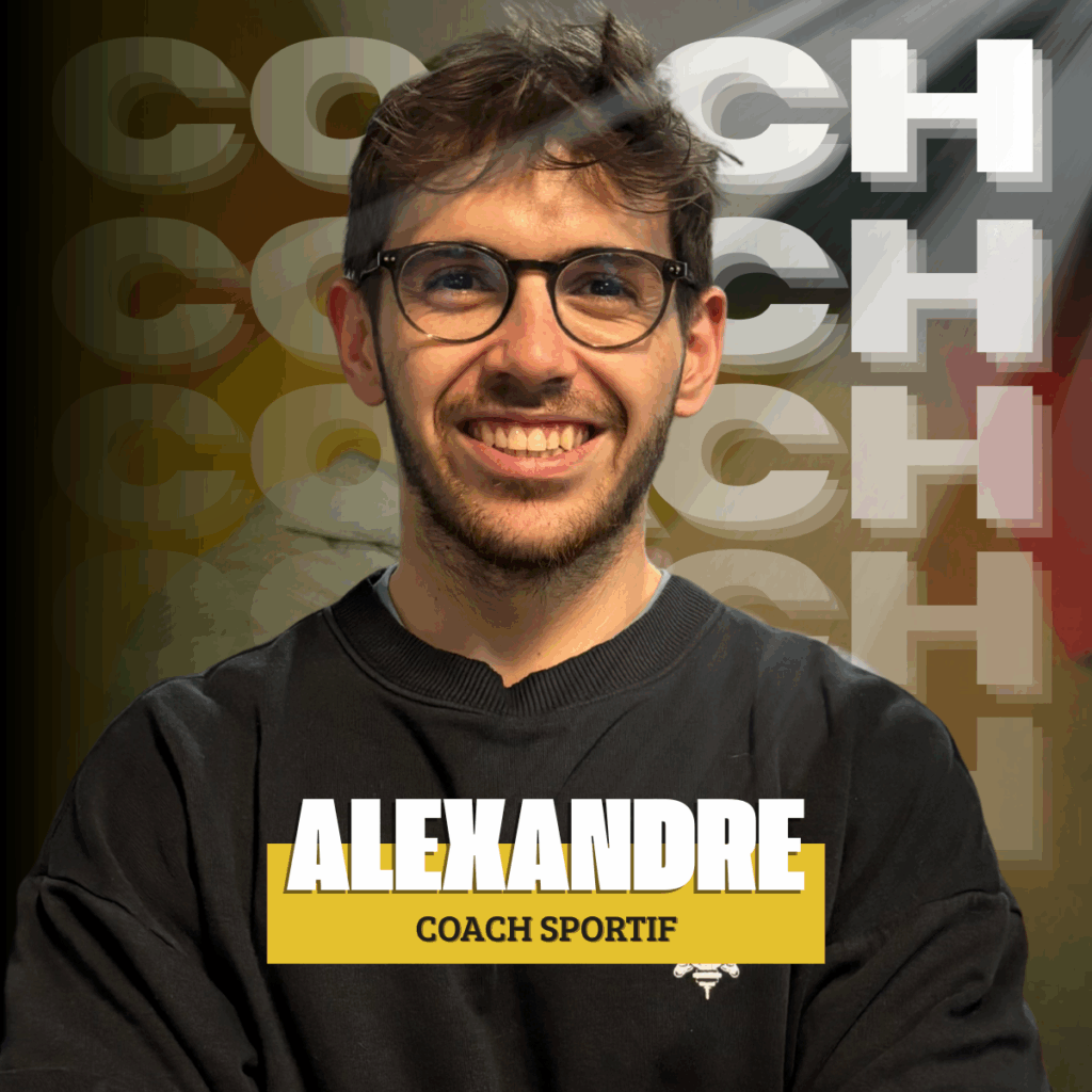 Alexandre, Coach Sportif : Expertise et Sourire Alexandre, Coach Sportif. Portrait souriant avec lunettes sur fond jaune et noir dynamique affichant "COACH" en répétition.