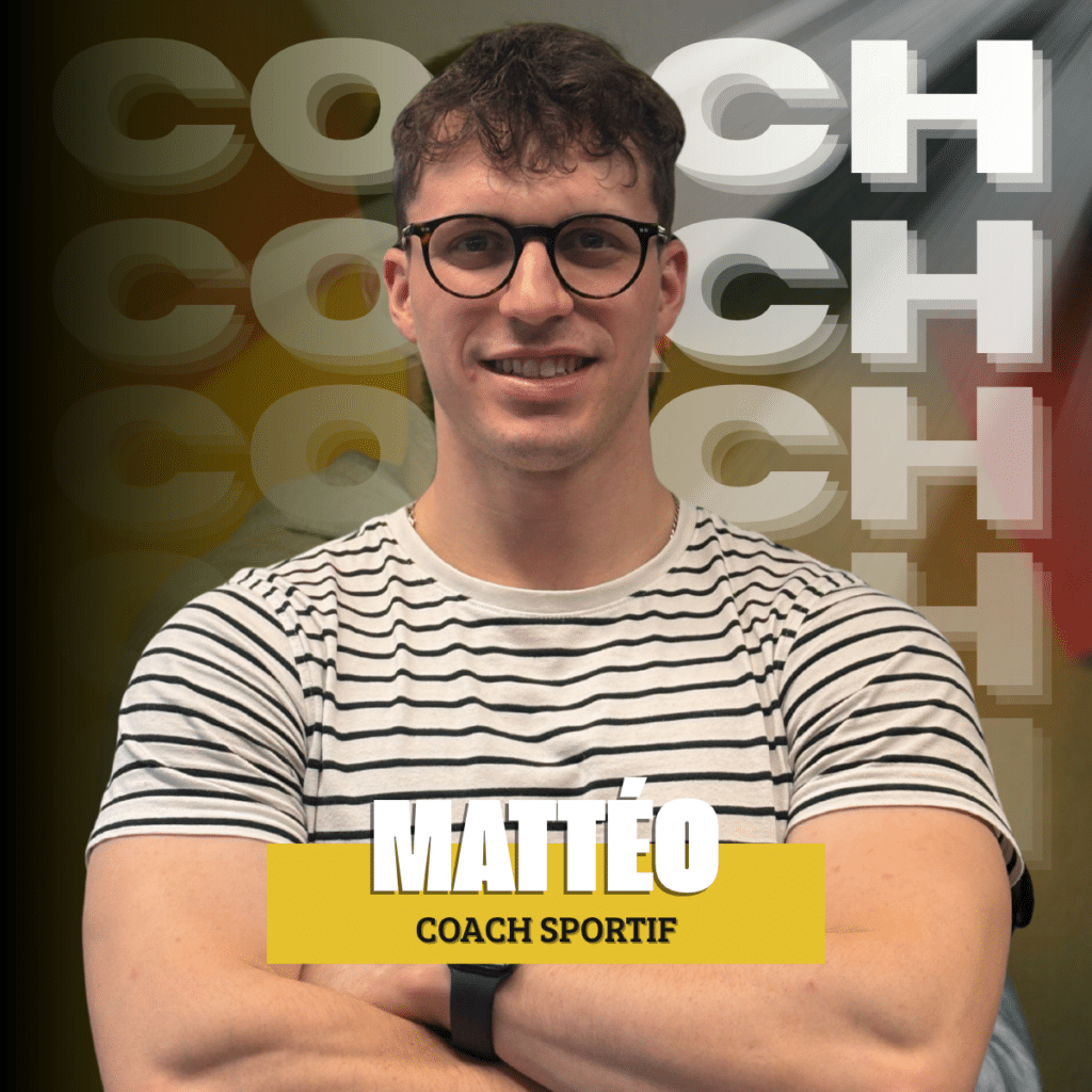 Mattéo Coach Sportif - Coaching et Remise en Forme Mattéo, coach sportif souriant à lunettes et t-shirt rayé, bras croisés devant un fond graphique marqué COACH.